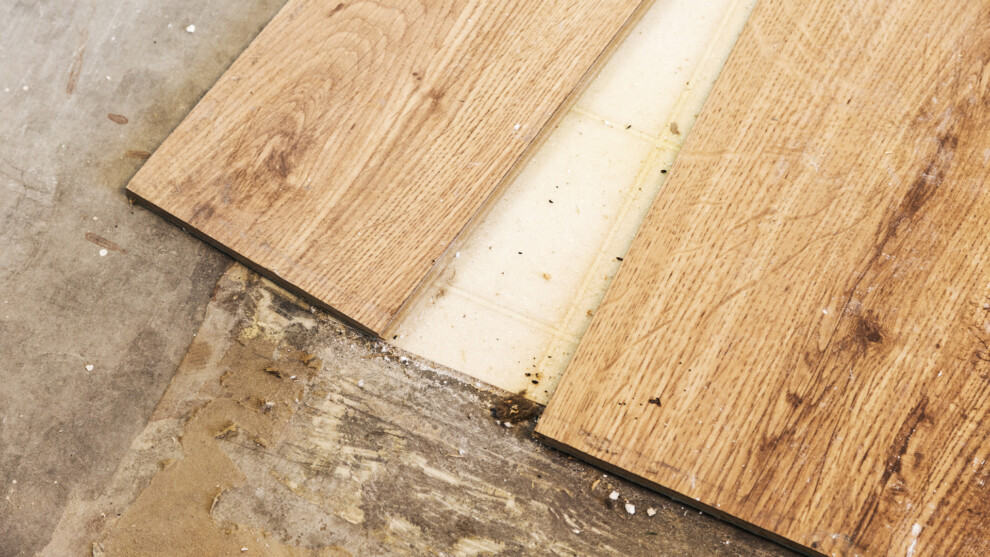 How To Remove Laminate Flooring (Without Damaging It)